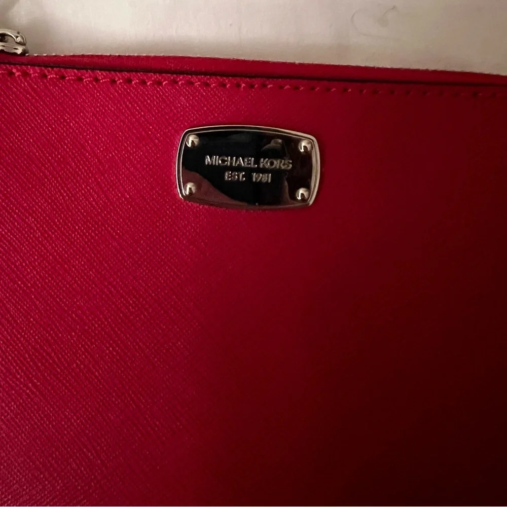 Michael Kors Corner Zip Pouch, Saffiano Leather, EUC - Picture 3 of 9